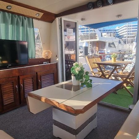 Отель Beautiful And Comfy Boat In Barcelona With Boat Tour Option Экстерьер фото