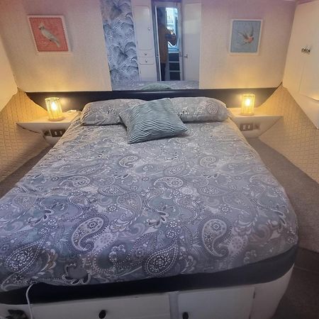 Отель Beautiful And Comfy Boat In Barcelona With Boat Tour Option Экстерьер фото