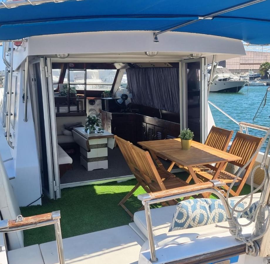 Отель Beautiful And Comfy Boat In Barcelona With Boat Tour Option Экстерьер фото