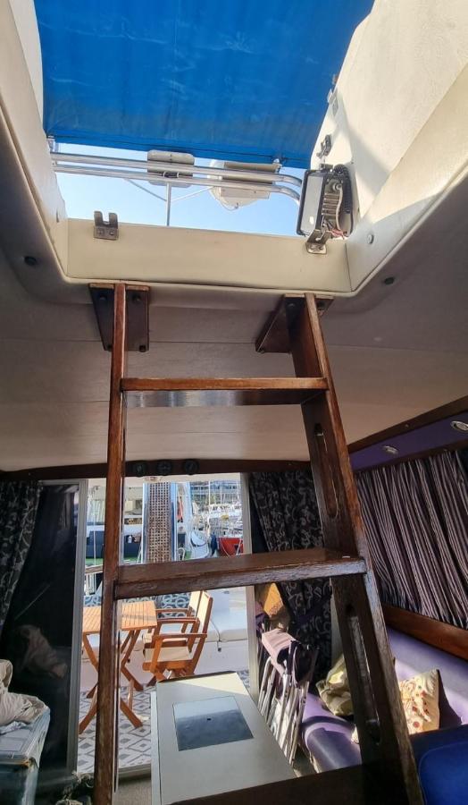 Отель Beautiful And Comfy Boat In Barcelona With Boat Tour Option Экстерьер фото
