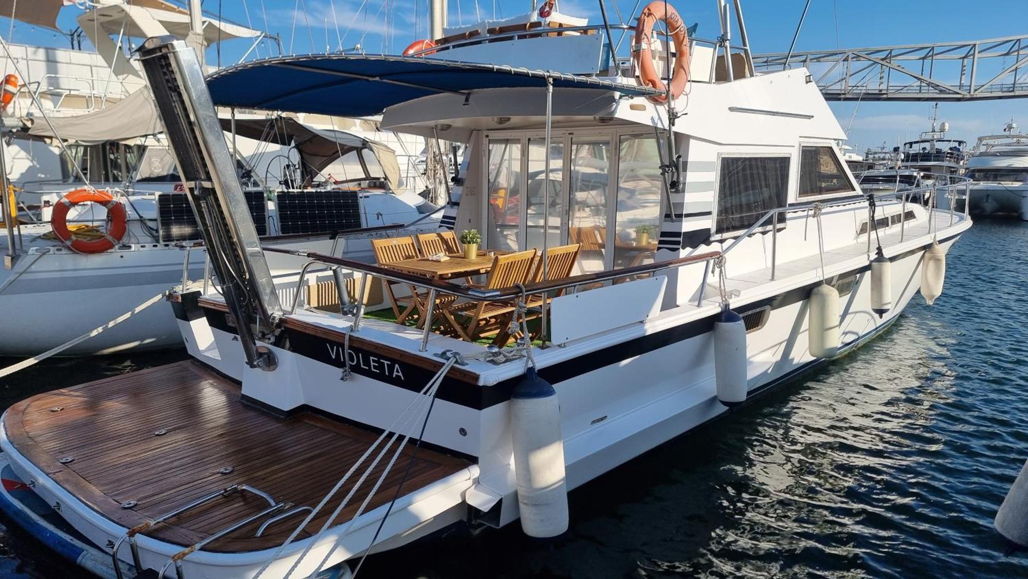 Отель Beautiful And Comfy Boat In Barcelona With Boat Tour Option Экстерьер фото