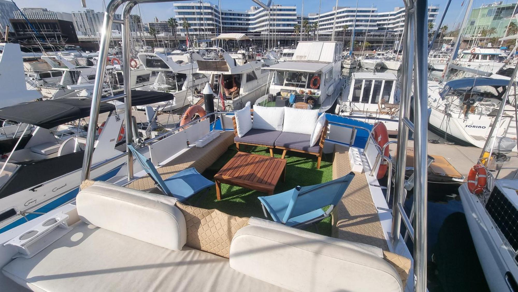 Отель Beautiful And Comfy Boat In Barcelona With Boat Tour Option Экстерьер фото