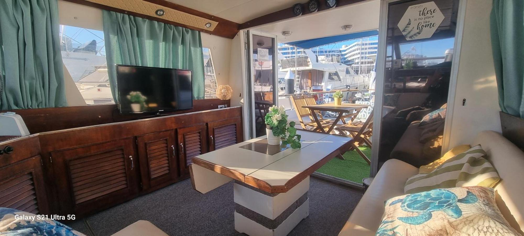 Отель Beautiful And Comfy Boat In Barcelona With Boat Tour Option Экстерьер фото