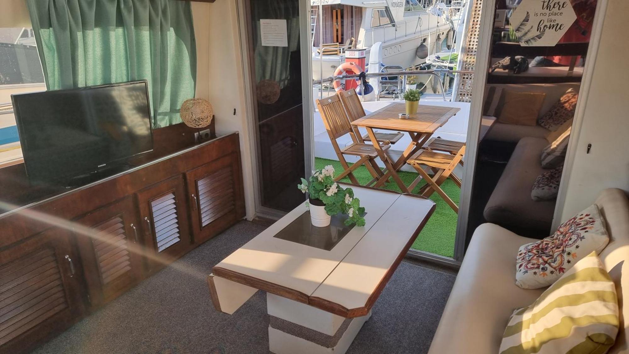 Отель Beautiful And Comfy Boat In Barcelona With Boat Tour Option Экстерьер фото