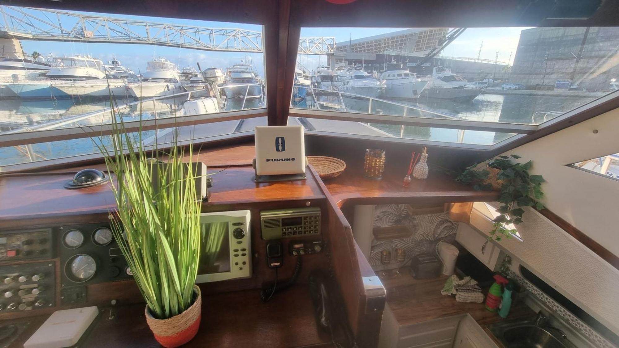 Отель Beautiful And Comfy Boat In Barcelona With Boat Tour Option Экстерьер фото