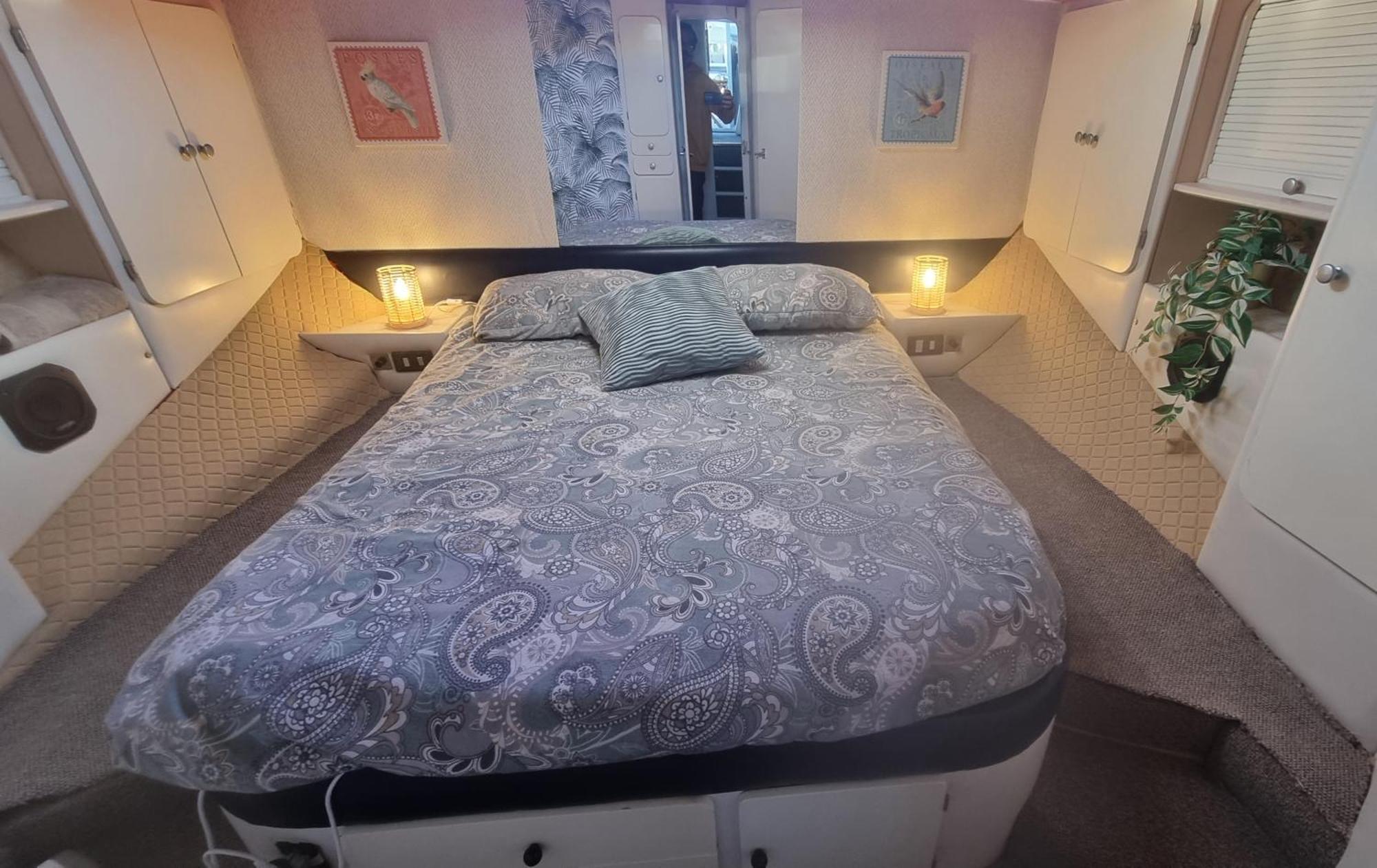 Отель Beautiful And Comfy Boat In Barcelona With Boat Tour Option Экстерьер фото